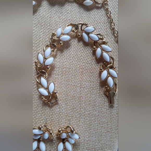 Trifari TM Vintage 80's Milk Glass Full Parue Necklace, Bracelet, Post Earrings - Picture 3 of 11